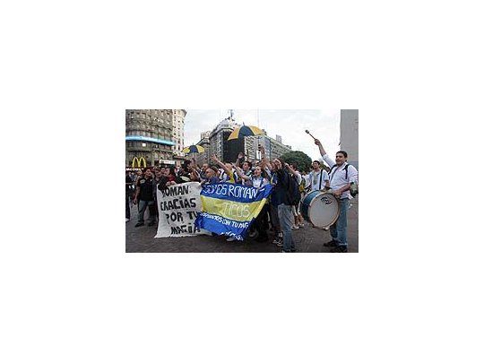 Hinchas de Boca cantando por su ídolo.