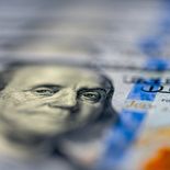 El dólar global se mantiene cerca de máximos de dos semanas, impulsado por su atractivo como refugio seguro. El dólar global se mantiene cerca de máximos de dos semanas, impulsado por su atractivo como refugio seguro.