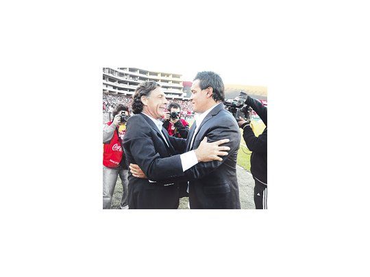 Miguel Ángel Russo y Fernando Gamboa se saludan antes del partido. El DT de Racing ganó el duelo en Santa Fe.