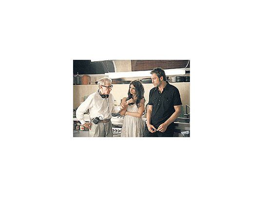 Durante elrodaje de«Vicky CristinaBarcelona»,Woody Allenconversa conPenélope Cruzy JavierBardem.