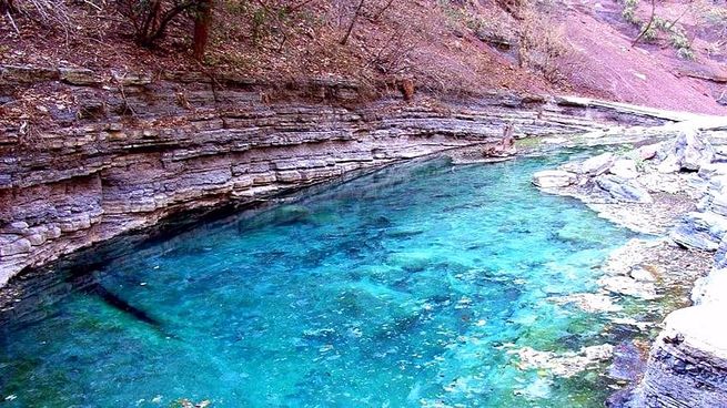 Las aguas termales de Jordán sorprenden por su color turquesa y su belleza natural única.