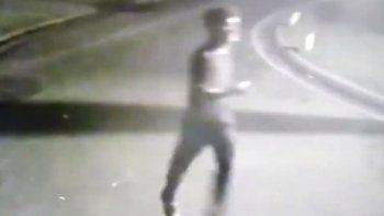 La identidad del joven pudo conocerse a partir de lo registrado por las cámaras de seguridad internas del barrio.