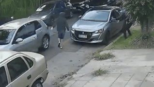 Delincuentes emboscaron a un grupo de padres a la salida de un colegio y robaron cuatro autos.