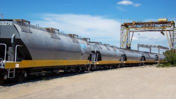 Tren de cargas suma vagones y contenedores&nbsp;