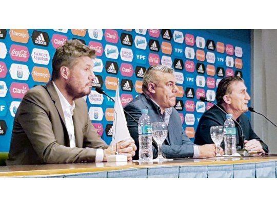 Todos amigos. Tapia, Tinelli y Bauza juntos anunciando la desvinculación del técnico. Hubo agradecimientos al por mayor, solo faltaron las lágrimas. No permitieron preguntas para no pisarse.