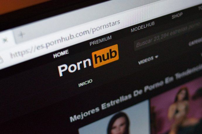 Pornhub ya bloqueó su contenido en varios estados y critica estas leyes por ser ineficaces y restrictivas, además de poner en riesgo la privacidad y seguridad de los usuarios.