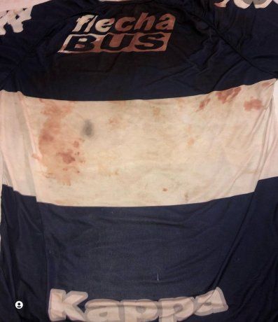 La camiseta ensangrentada de Lolo Regueiro, asesinado por la policía durante el Gimnasia-Boca.