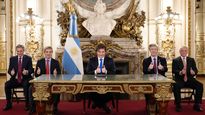 Javier Milei protagonizó un discurso en cadena nacional junto a su equipo económico.