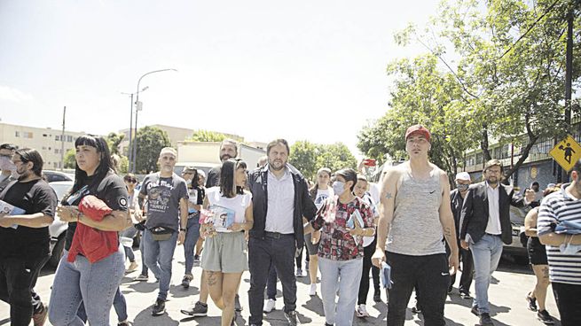 caminata.  Leandro Santoro, ayer en Villa Soldati, en el sur porteño.