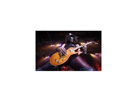 Slash estremeció a 5 mil fanáticos