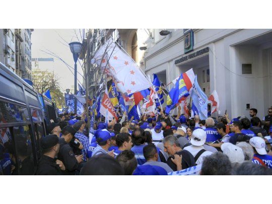Los trabajadores de Utedyc se manifestaron en la puerta de la AFA para pedir la reapertura de las paritarias.