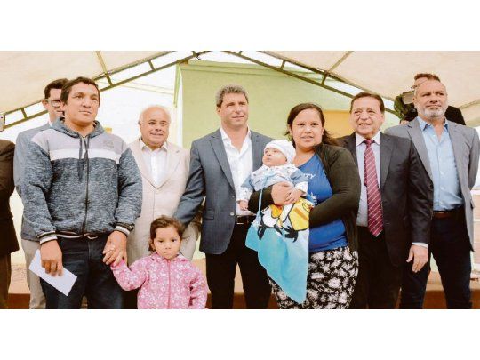 inflación. En la entrega de viviendas, Uñac cuestionó suba de precios.