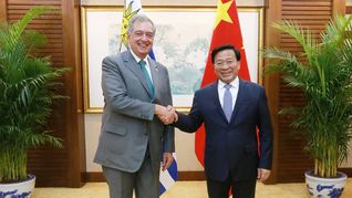 El líder del MGAP, Fernando Mattos y&nbsp; el nuevo ministro de Agricultura y Asuntos Rurales de China, Han Jun.