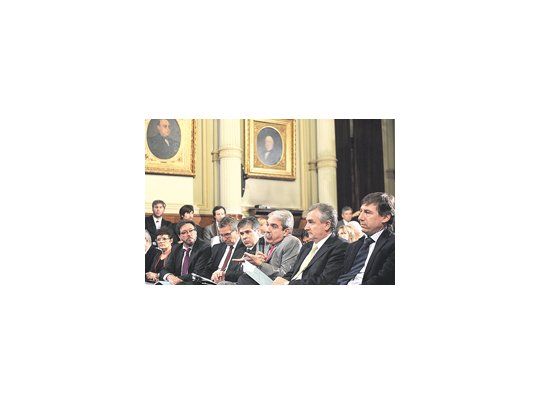 Los peronistas Pedro Guastavino, Ruperto Godoy, Aníbal Fernández, y los radicales Gerardo Morales y Luis Naidenoff animaron ayer el inicio, a fuego lento, del debate en el Senado.