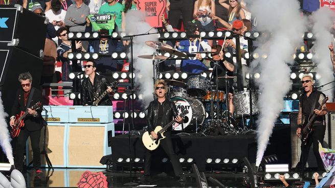 Green Day explotó la apertura del Super Bowl.