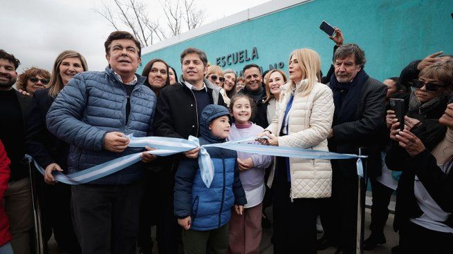 El gobernador bonaerense, Axel Kicillof, junto a Veronica Magario y Fernando Espinoza.