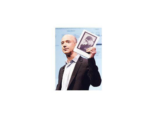 Jeff Bezos, fundador de Amazon.com (que empezó como un garage de venta virtual), comercializa el «Kindle», dispositivo soporte del e-book, que hasta ahora sólo podía comprarse en EE.UU.