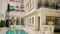 El patio con pileta climatizada con desborde infinito, un rasgo inusual en residencias históricas, en la mansión de estilo francés de Palermo Chico, la propiedad más cara en venta de CABA hoy