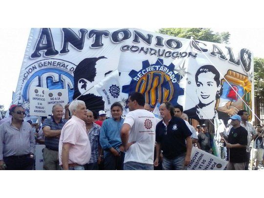 El gremio que conduce Abel Furlán resolvió acatar la medida oficial y frenó el plan de lucha.