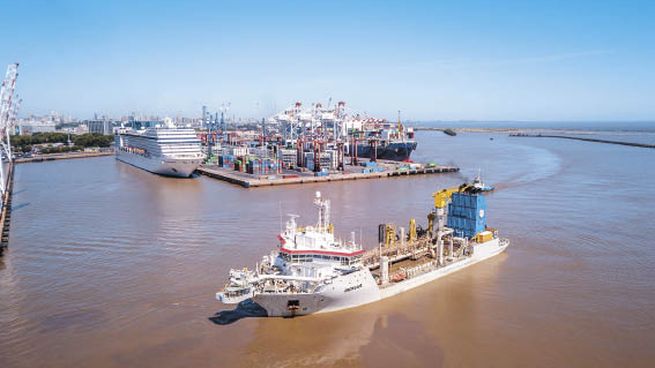 Insignia. La draga Orteliuos, durante las tareas en el puerto de CABA.