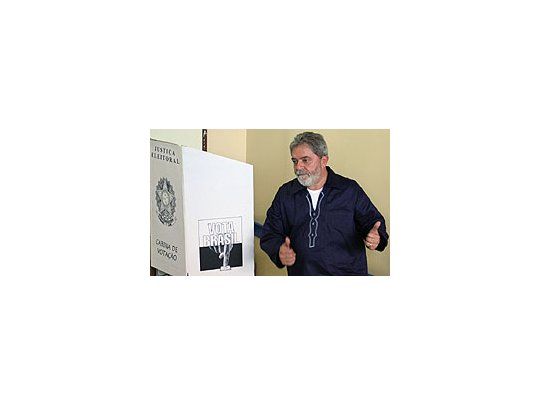 El presidente Luis Inacio Lula Da Silva votó hoy en una escuela de Sao Bernardo do Campo, 25 km al sur de San Pablo