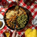 El nombre -Rioba, “barrio” en lunfardo al revés- sintetiza ese anclaje territorial y funciona como punto de partida conceptual para una marca con proyección. El nombre -Rioba, “barrio” en lunfardo al revés- sintetiza ese anclaje territorial y funciona como punto de partida conceptual para una marca con proyección.