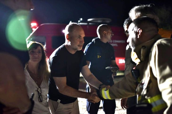 El jefe de Gobierno porteño asistió a zona para presenciar el trabajo de los bomberos.