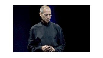 El biógrafo de Steve Jobs aseguró que el fundador de Apple se negó a una cirugía.