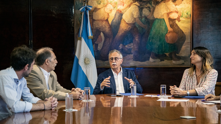 La reunión donde el ministro de Salud, Mario Lugones, presentó Ángel Elba como el nuevo director del Hospital Posadas. Duró seis meses. La reunión donde el ministro de Salud, Mario Lugones, presentó Ángel Elba como el nuevo director del Hospital Posadas. Duró seis meses.