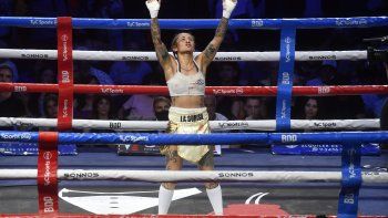 La entrerriana Débora Dionicius acabó con el invicto de la formoseña Marcela Tigresa Acuña en el Luna Park y se coronó campeona interina pluma de la Organización Mundial de Boxeo (OMB), al vencerla por puntos con fallo unánime en la pelea estelar de la velada La leyenda continúa, que significó el regreso de la actividad al mítico escenario porteño.