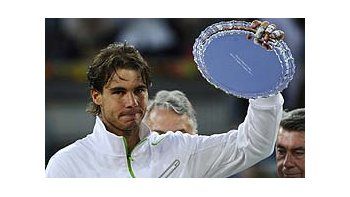 Rafael Nadal levanta, triste, el trofeo de segundo puesto.