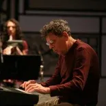 Glass se suma a una larga lista de artistas en protestar contra Trump. Glass se suma a una larga lista de artistas en protestar contra Trump.