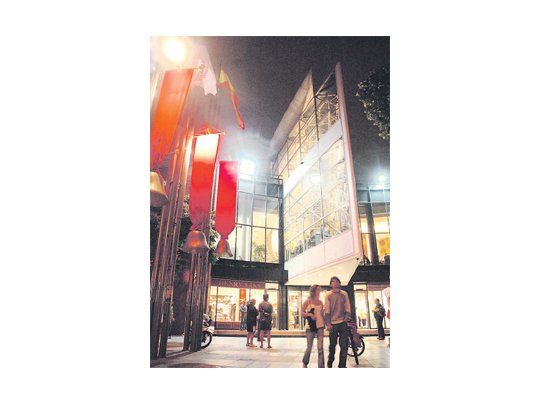 Fuera de la peatonal San Martín, Mar del Plata propone recorrer la Diagonal Pueyrredón. El shopping Los Gallegos, que comenzó siendo una tienda, es el más clásico de los lugares de compras marplatenses. Enfrente se sitúa el Paseo Diagonal, con su bar temático Studio Café. Cerca de allí, se ubica El Armario, una casa de un joven diseñador que ofrece ropa de marcas no masivas.