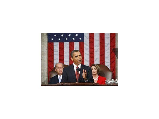 El presidente Barack Obama escoltado por el vicepresidente Joe Biden y la titular de la Cámara de Representantes, Nancy Pelosi.