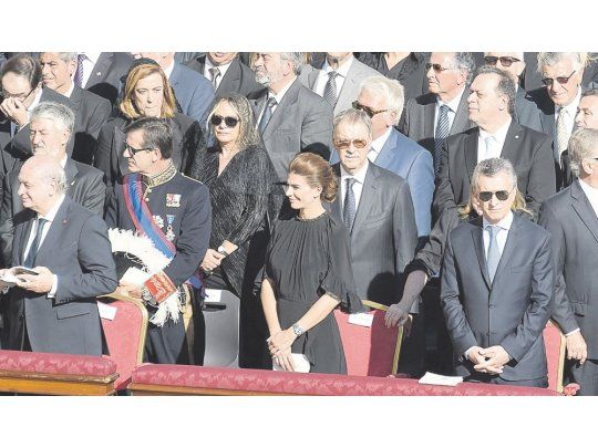 Celebración. Mauricio Macri, Juliana Awada, Juan Schiaretti, Susana Malcorra y la delegación argentina, ayer, en la Plaza San Pedro.
