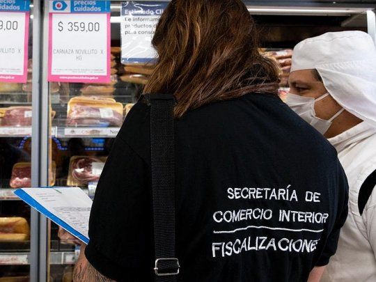 La policía contra la inflación fiscaliza los precios en todos los comercios del país.