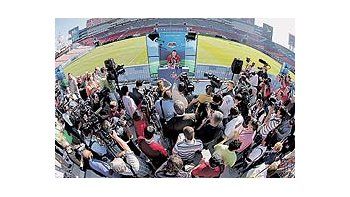 ámbito.com | Kurt Warner, el quarterback de los Arizona Cardinals, rodeado por la prensa en el estadio de Tampa donde el domingo se jugará el Super Bowl. La crisis no llegó a la final de la NFL: avisos de 30 segundos a u$s 3 millones y entradas a u$s 4.000.
