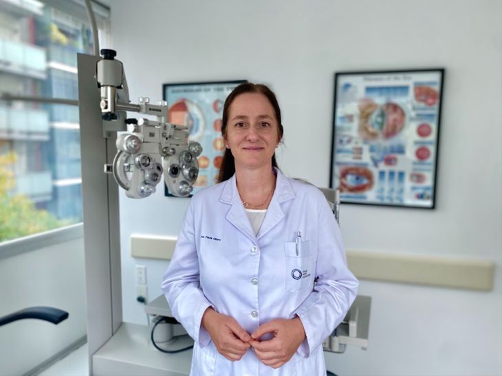 “El ojo seco es una enfermedad multifactorial que se produce cuando hay una alteración en la cantidad o calidad de la lágrima", explica Paula Albera, Jefa del servicio de Superficie Ocular en Charles Centro Oftalmológico. “El ojo seco es una enfermedad multifactorial que se produce cuando hay una alteración en la cantidad o calidad de la lágrima", explica Paula Albera, Jefa del servicio de Superficie Ocular en Charles Centro Oftalmológico.
