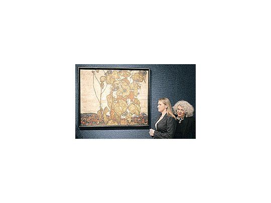 Junto a la pintura deSchiele subastada ayer,Francine Grünwald (der.) yAlison Cooper, nieta ybisnieta respectivamentedel industrial judío KarlGrünwald, a quien los nazisle habían saqueado sucolección.