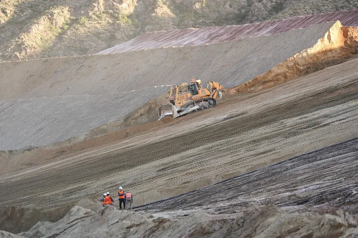 Del valle de lixiviación de Gualcamayo ya sean extraído 1.800.000 onzas, pero hay por lo menos 340.000 onzas recuperables. Sin embargo, para adecuar el RIGI y no generar dilaciones, lo quitaron del proyecto.