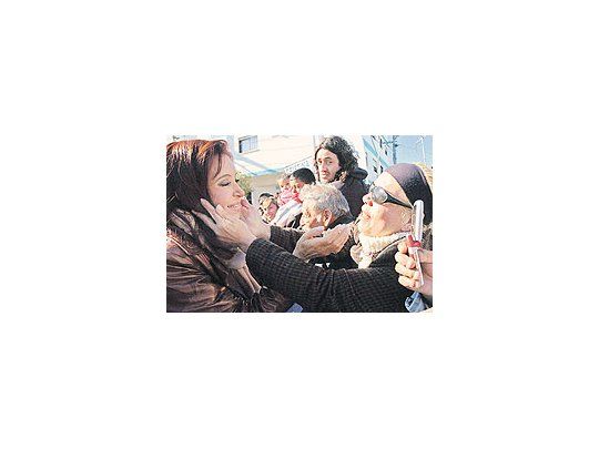 Fotos y besos para Cristina de Kirchner durante su paso por Chubut, hasta donde arrastróel silencio presidencial por el affaire Antonini Wilson.