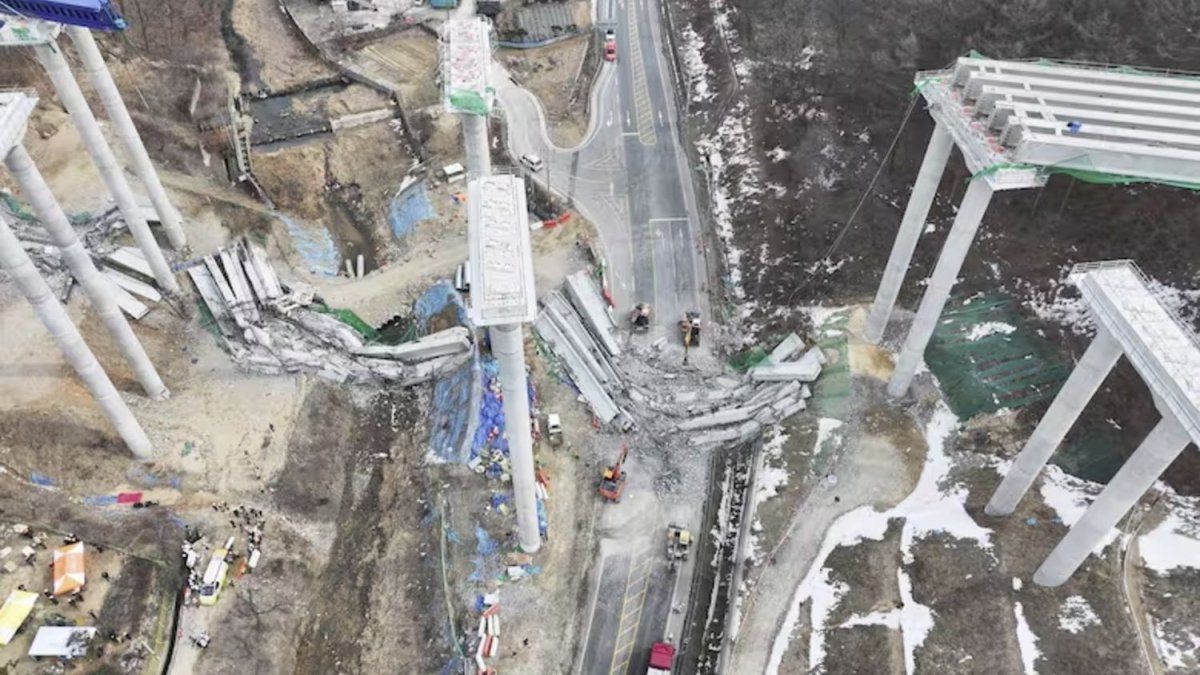 The impressive moment in which a bridge under construction collapses