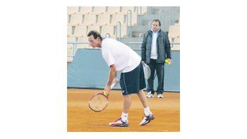 David Nalbandian se apresta a sacar ante la atenta mirada de «Tito» Vázquez.