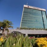 Se graduó en la UdeG para profesionalizarse, es dueño de uno de los canales de TV más poderosos y tiene una fortuna inaudita