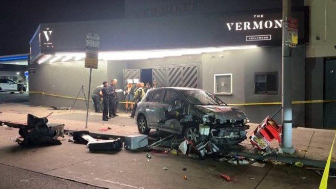 El vehículo gris, destrozado y repleto de escombros luego del accidente