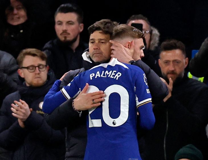 Mauricio Pochettino, Chelsea manager, hugs Cole Palmer, author of a series of goals that catapulted him to the top of the Premier League's scorers. Mauricio Pochettino, Chelsea manager, hugs Cole Palmer, author of a series of goals that catapulted him to the top of the Premier League's scorers.