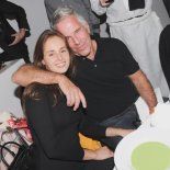 Shuliak tiene 36 años y conocía a Epstein desde al menos 2012. Shuliak tiene 36 años y conocía a Epstein desde al menos 2012.