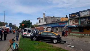 un camion se quedo sin frenos y choco 7 vehiculos: murio una mujer