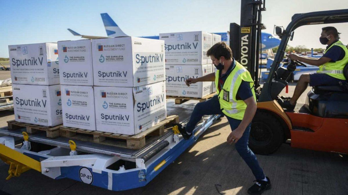 Un nuevo vuelo de Aerolíneas Argentinas llega este domingo: traerá 500 mil dosis de Sputnik V
