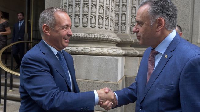 El presidente Yamandú Orsi generó sorpresa por su visita al Centro Adam Smith y dirigentes ponen la mirada en su acercamiento al centro político.